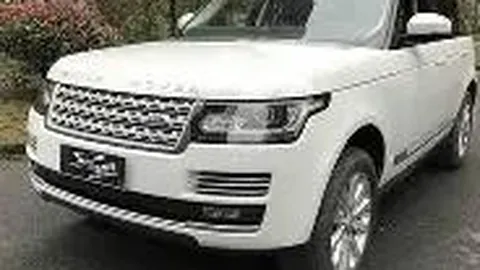 男篮队员赛后积极鼓舞队友，亚军虽败犹荣